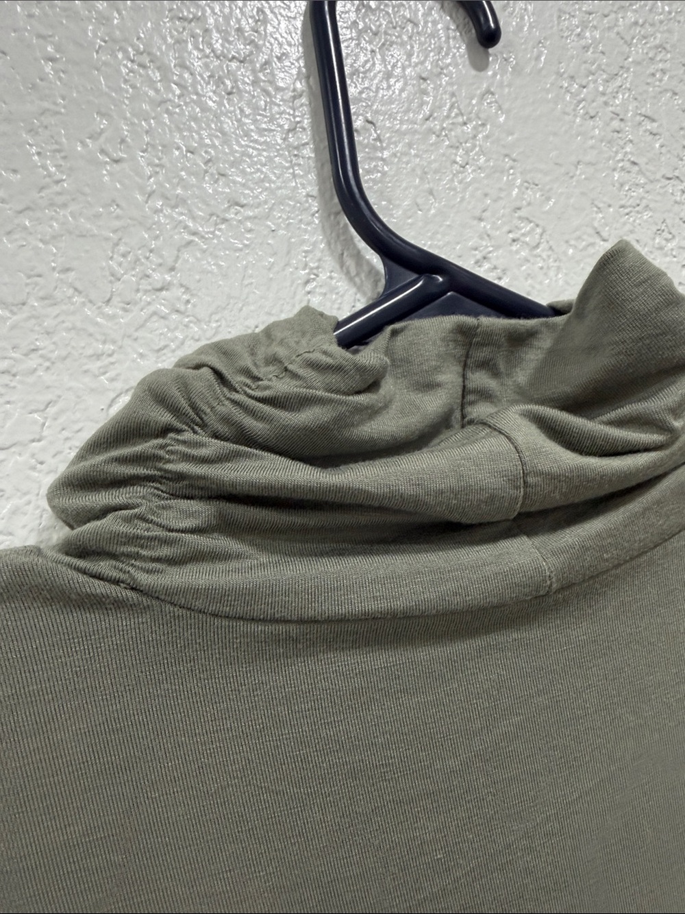 Cable & Gauge Women’s Olive Ruched Turtleneck Long-Sleeve Top Medium - Picture 5 of 6